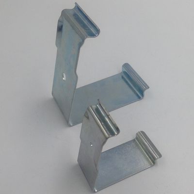 Robuuste metalen klemmen Precieze stempel voor kratten Beveiligde bevestiging Roestvaste coating